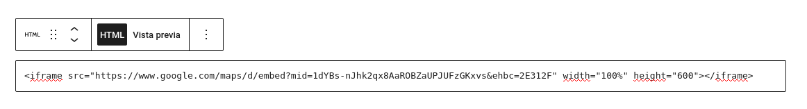 Captura de pantalla mostrando el bloque HTML Personalizado de WordPress y el código del mapa que proporciona Google